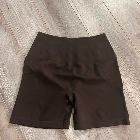 Chocolate alphalete amplify 4.5” shorts - Picture 2 of 3